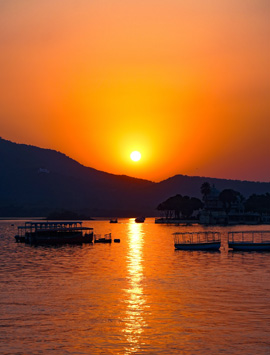 Sunset Boat Cruise on Lake Pichola with Private Transfers in Udaipur
